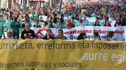 Manifestación conjunta de los sindicatos ‘abertzales’ ELA y LAB, encabezados por sus respectivos secretarios generales.