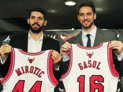 Nikola Mirotic y Pau Gasol, en su presentaci&oacute;n como nuevos jugadores de los Bulls. 