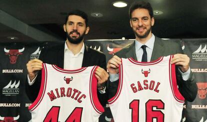 Nikola Mirotic y Pau Gasol, en su presentación como nuevos jugadores de los Bulls.