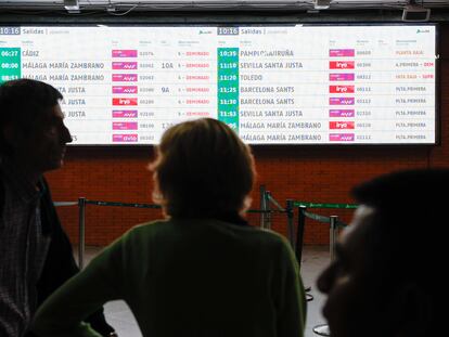 Pantallas informativas de la estación de Atocha de Madrid anunciando retrasos en los trenes.