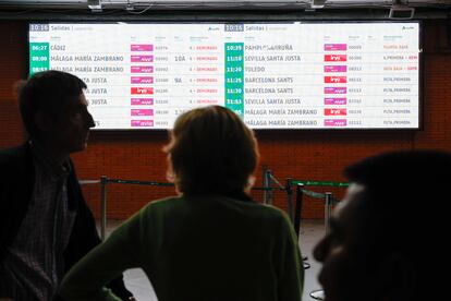 Pantallas informativas de la estación de Atocha de Madrid anunciando retrasos en los trenes.