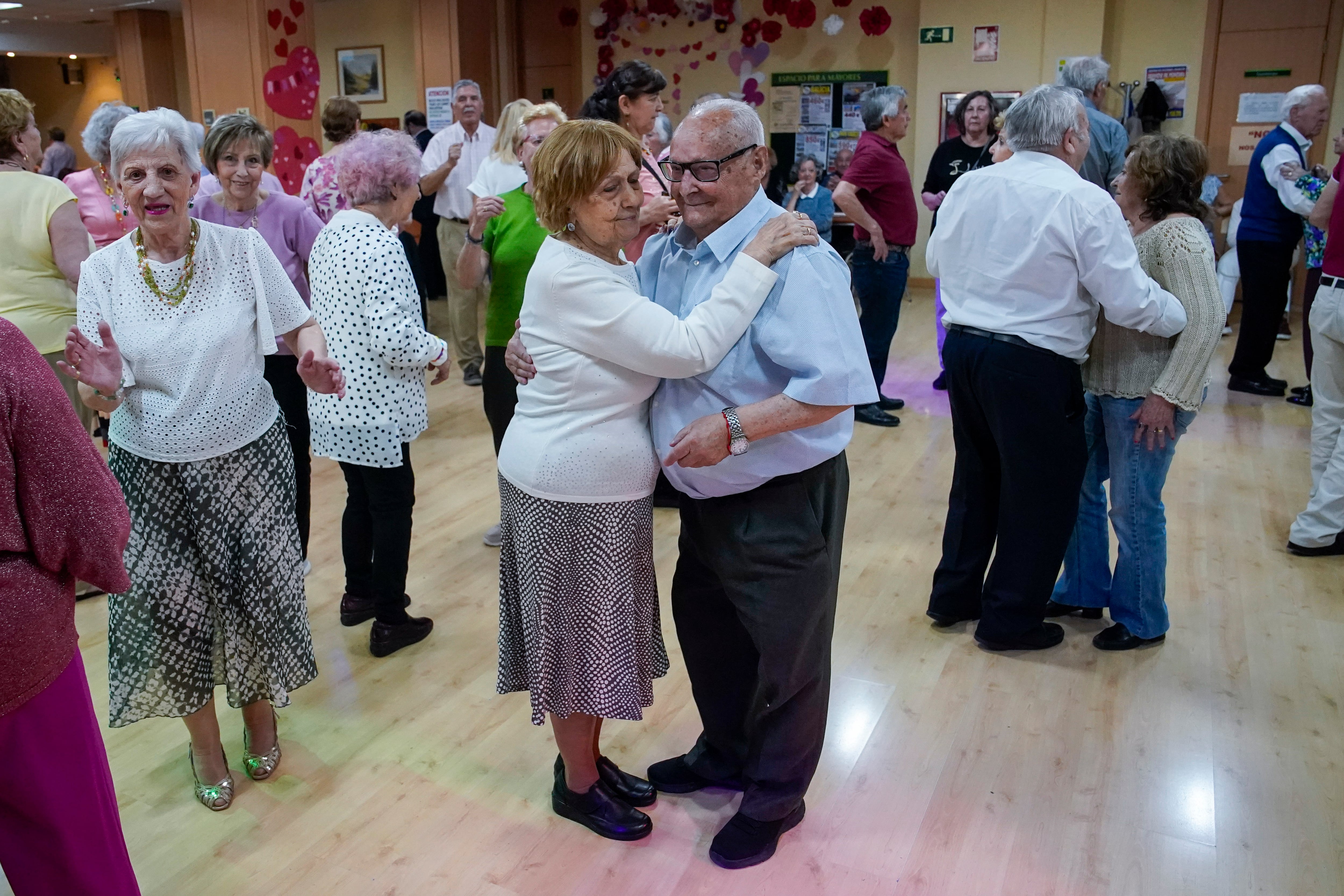 Una pareja de baile en el salón principal del edificio.