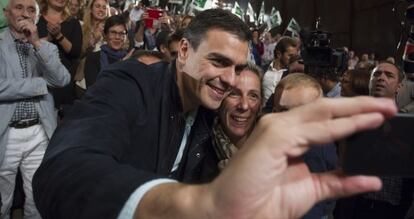 Pedro S&aacute;nchez se hace una foto con militantes en el mitin de este viernes en M&aacute;laga.