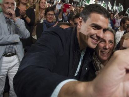 Pedro S&aacute;nchez se hace una foto con militantes en el mitin de este viernes en M&aacute;laga.