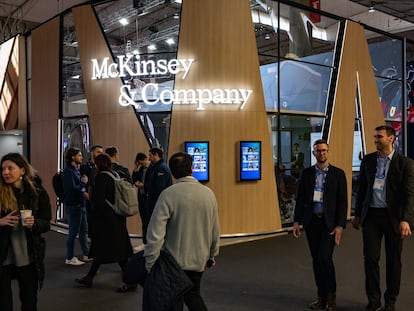 El puesto de McKinsey&Company en el Mobile World Congress de Barcelona de 2023.