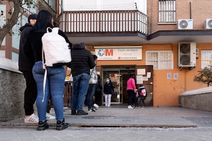Un grupo de personas esperan en una fila en el Centro de Salud Abrantes, a 13 de enero de 2022, en Madrid.