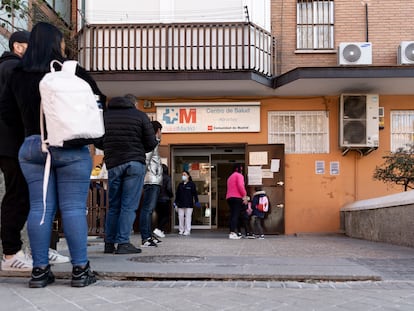 Un grupo de personas esperan en la puerta de un centro de salud de Madrid.