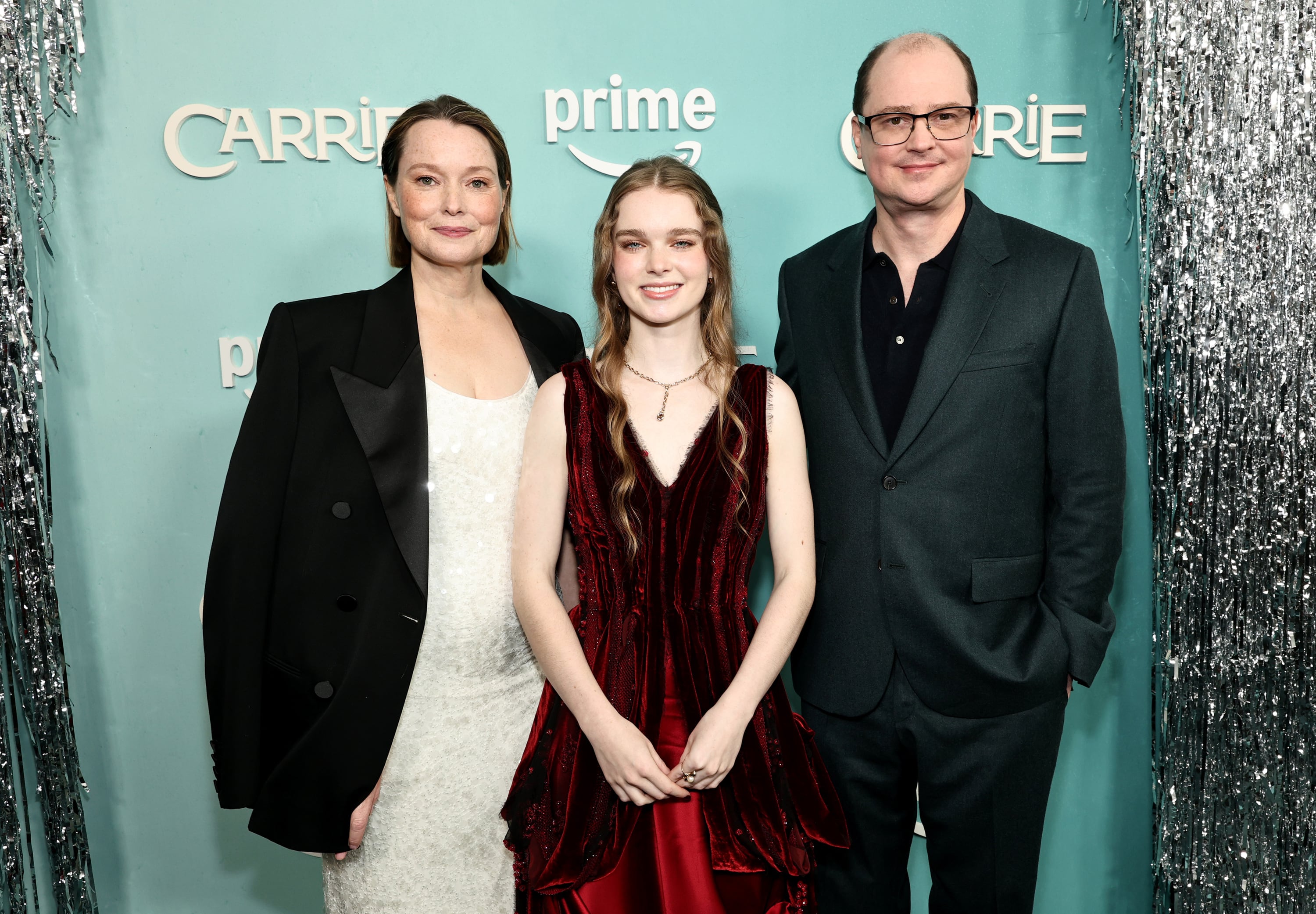 Las actrices Samantha Sloyan y Summer H. Howell junto al creador de la serie, Mike Flanagan, en la presentación de 'Carrie' el 28 de septiembre en Nueva York.