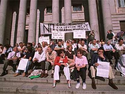 Sentada de investigadores, ayer, en la puerta del CSIC.