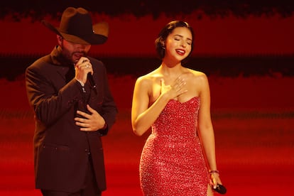 Ángela Aguilar, al lado de su hermano Leonardo Aguilar, durante su presentación en la ceremonia.