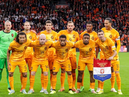 El equipo de Países Bajos posa antes de un partido.