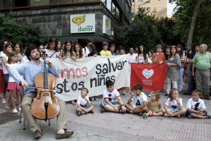 Manifestación contra el aborto a las puertas de la clínica Dator, ayer en Madrid.