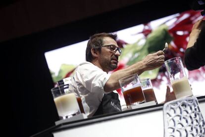 El cocinero argentino, del restaurante Messina, Mauricio Giovannoni, durante su ponencia "Espesantes Naturales".