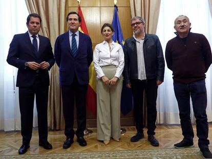 De izquierda a derecha: Gerardo Cuerva (Cepyme); Antonio Garamendi (CEOE); Yolanda Díaz (Ministra de Trabajo); Unai Sordo (CC OO); Pepe Álvarez (UGT).