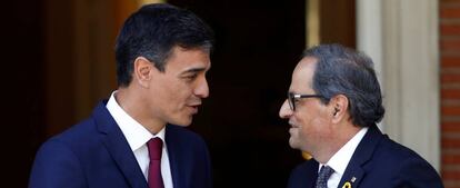 El presidente de España, Pedro Sánchez, junto al de Cataluña, Quim Torra, en un encuentro en julio.