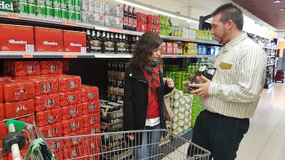 El especialista de Mercadona Juan Pineda atiende a una cliente, en Churriana de la Vega. 