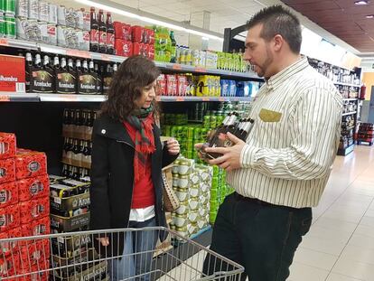 El especialista de Mercadona Juan Pineda atiende a una cliente, en Churriana de la Vega.