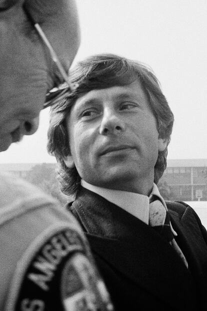 En la imagen, Roman Polanski sale del juicio por el asesinato de Sharon Tate (1977). 