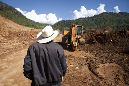 Demetrio &Aacute;vila Moreno, vecino de La Pintada (Atoyac de &Aacute;lvarez), quiere reconstruir el pueblo desde la cooperativa. Su casa qued&oacute; sepultada, y con ella, el dinero ahorrado de toda una vida.  