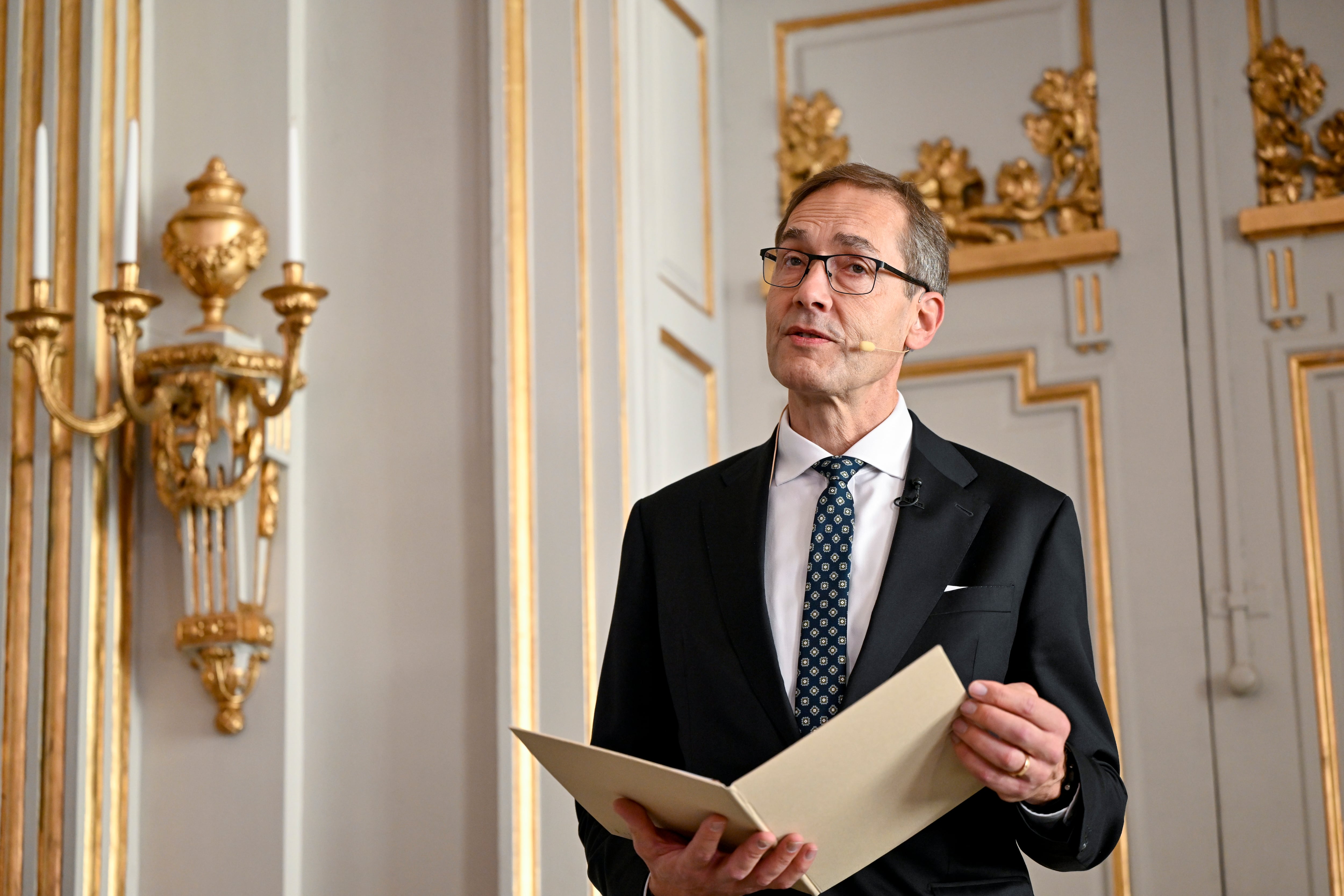 The debate is 124; is the literature awarded by the Nobel read?