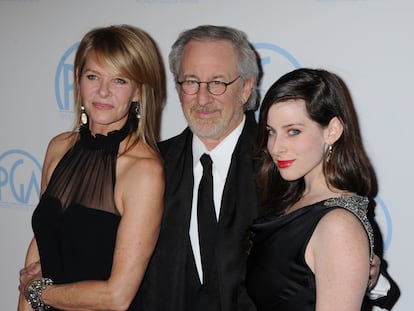 El matrimonio formado por la actriz Kate Capshaw y Steven Spielberg, junto a su hija Sasha Spielberg, ¿más? conocida como la cantante Buzzy Lee, en una foto de 2012.