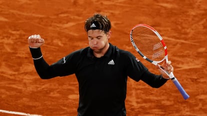 Tennis - French Open - Roland Garros, Paris, France - October 4, 2020. Austria's Dominic Thiem celebrates after winning his fourth round match against France's Hugo Gaston REUTERS/Christian Hartmann