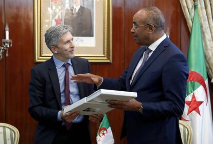 El ministro del Interior, Fernando Grande-Marlaska, con su homólogo argelino, Noureddine Bedoui.