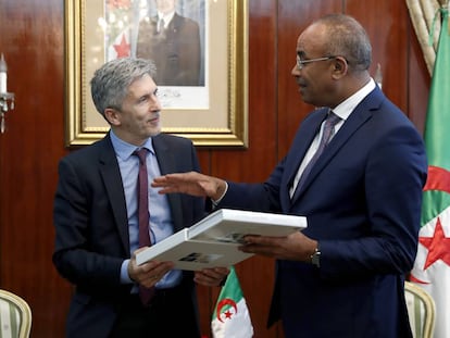 El ministro del Interior, Fernando Grande-Marlaska, con su homólogo argelino, Noureddine Bedoui.
