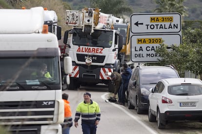 Numerosa maquinaria ha ido llegando a la zona cercana al pozo durante todos los días que ha durado el rescate. Hasta ahí se han desplazado grúas, perforadoras, remolques, excavadoras y camiones desde lugares como Guadalajara, Cádiz y distintos puntos de Málaga. El peso de muchos de estos convoyes obligó a rehacer el acceso a la finca.