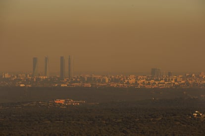 Madrid, su 'skyline' y su contaminación en una fotografía de 2015.
