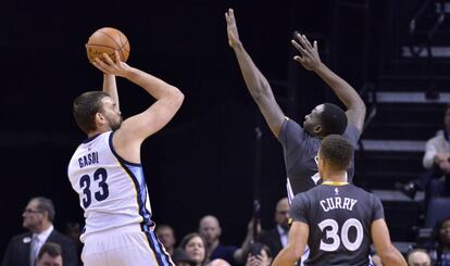 Marc Gasol lanza ante Green y Curry.