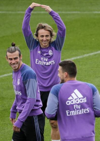 Modric bromea con Bale y Kovacic en el entrenamiento de este sábado.