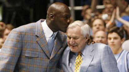 Michael Jordan beija seu mentor, Dean Smith, durante uma homenagem ao técnico, em 2007.