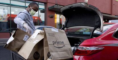 Un cliente carga el maletero de bolsas de Whole Foods, la cadena de tiendas de alimentación de Amazon, la semana pasada en Silver Spring, Estados Unidos. 
 