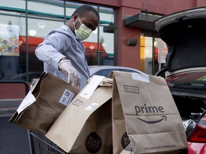 Un cliente carga el maletero de bolsas de Whole Foods, la cadena de tiendas de alimentación de Amazon, la semana pasada en Silver Spring, Estados Unidos. 
 