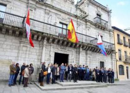 Miembros de la corporación municipal y trabajadores del Ayuntamiento de Ponferrada, guardan un minuto de silencio en recuerdo a los seis trabajadores que perdieron la vida en la mina leonesa de Llombera de Gordón, durante la concentración celebrada esta mañana a las puertas del consistorio, donde las banderas ondean a media asta y con crespones negros.