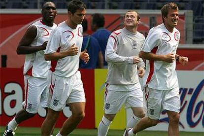 Campbell, Lampard, Rooney y Beckham, de izquierda a derecha, durante un entrenamiento.