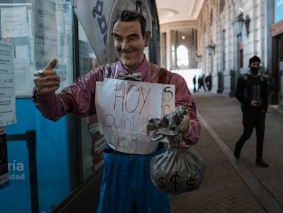 Una figura de un hombre tamaño real anuncia la lotería en la estación de trenes Retiro, el 10 de junio, en Buenos Aires (Argentina).