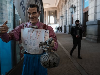 Una figura de un hombre tamaño real anuncia la lotería en la estación de trenes Retiro, el 10 de junio, en Buenos Aires (Argentina).