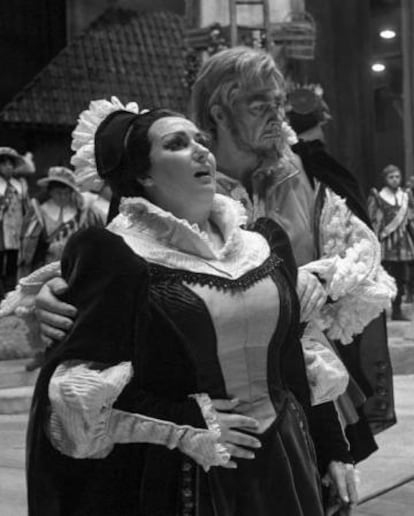 Montserrat Caballé interpreta a Luisa Miller junto al barítono Sherrill Milnes, en el Metropolitan Opera de Nueva York, en 1968.