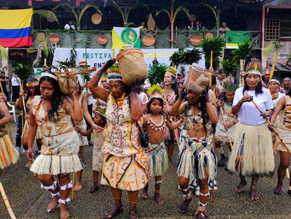 Un grupo de indígenas en una presentación durante la ceremonia de conmemoración y reconocimiento, el 23 de abril en La Chorrera (Amazonas).