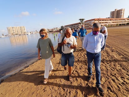 La ministra para la Transición Ecológica y el Reto Demográfico, Teresa Ribera, en su visita al mar Menor, este miércoles.