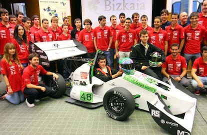 Grupo de estudiantes de Ingeneria de Bilbao junto al prototipo eléctrico.