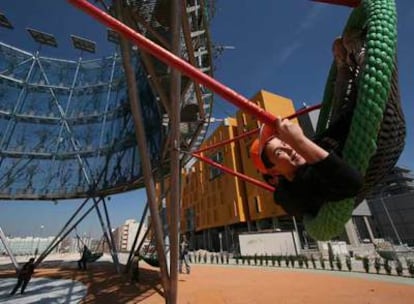 Uno de los tres <i>árboles de aire</i> proyectados por el equipo Ecosistemaurbano en el Ecobulevar de Vallecas, en Madrid.