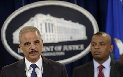 El fiscal general, Eric Holder, anunciando la sanci&oacute;n a Toyota