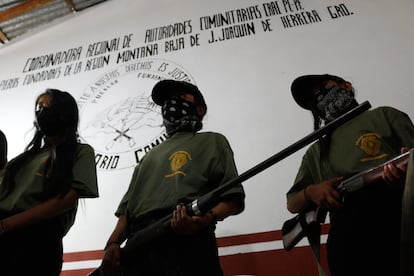 Tres niños integrantes de las autodefensas de Ayahualtempa con sus rifles en mano. 