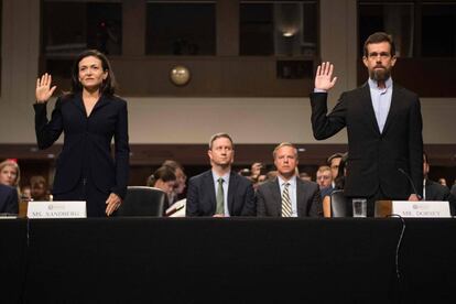 La directora de operaciones de Facebook, Sheryl Sandberg, y el director general de Twitter, Jack Dorsey, comparecen ante el Congreso de Estados Unidos.