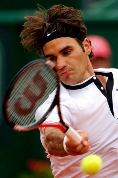 Federer golpea la pelota durante un partido del torneo de Estoril.