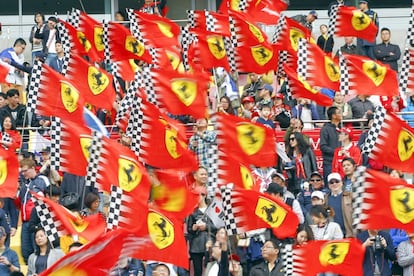 Aficionados chinos con banderas de Ferrari. 