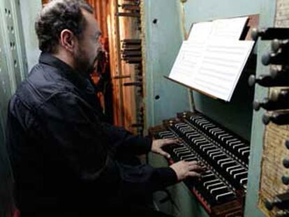 El organista Javier Artigas, intérprete del primer concierto del 26º Festival de Órgano de Álava.